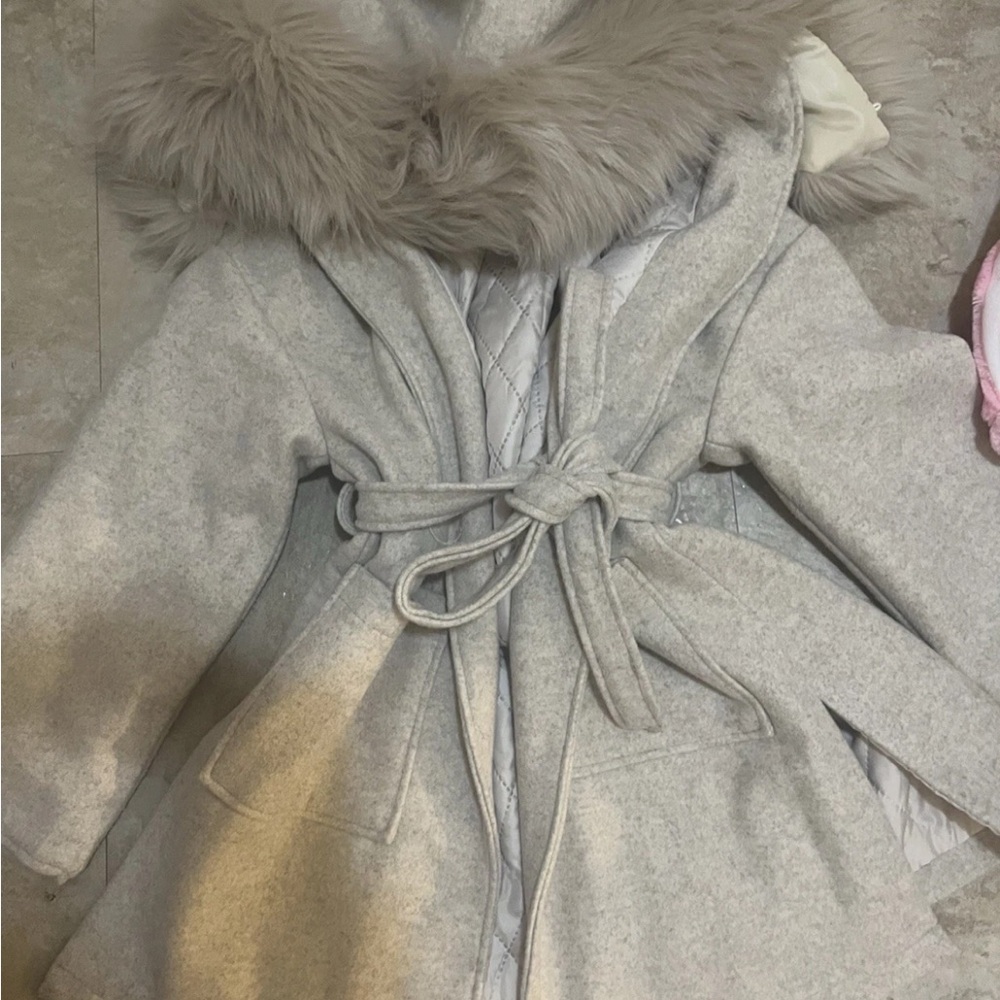 Elegant Gray Trench Coat with Faux Fur Collar